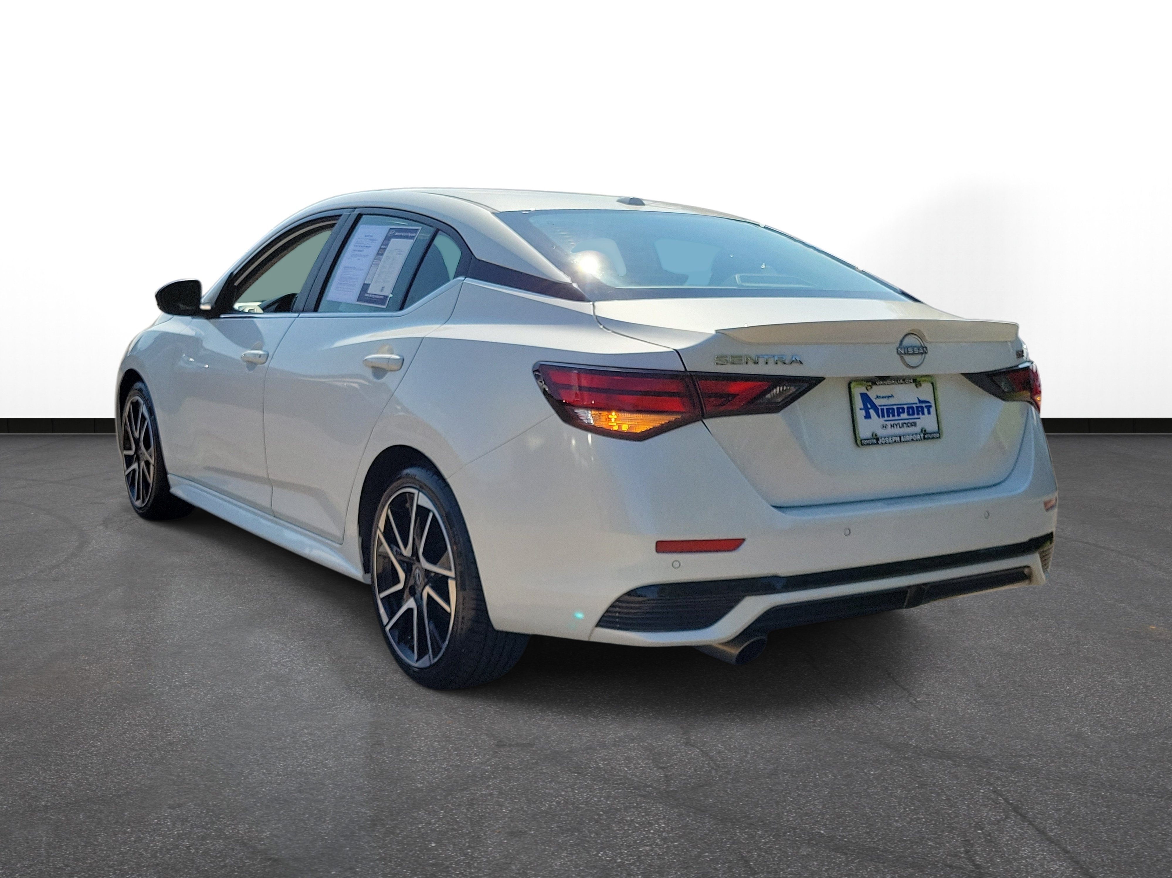 Used 2024 Nissan Sentra SR FWD image 3
