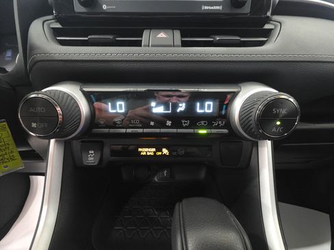 Used 2021 Toyota RAV4 LE AWD/4WD image 19