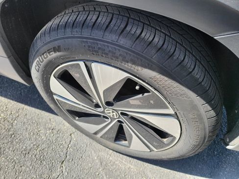 Used 2025 Volkswagen Taos SE image 5