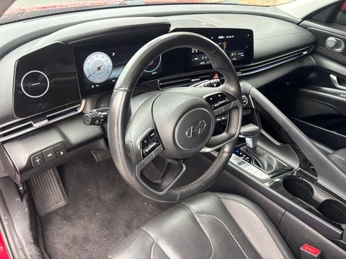 Used 2023 Hyundai Elantra Limited w/ Preferred Accessory Package FWD image 3