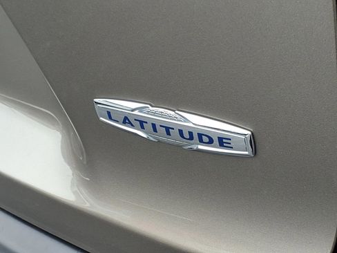 Used 2019 Jeep Cherokee Latitude w/ Cold Weather Group AWD/4WD image 27