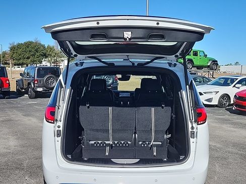 New 2026 Chrysler Pacifica Select FWD image 18