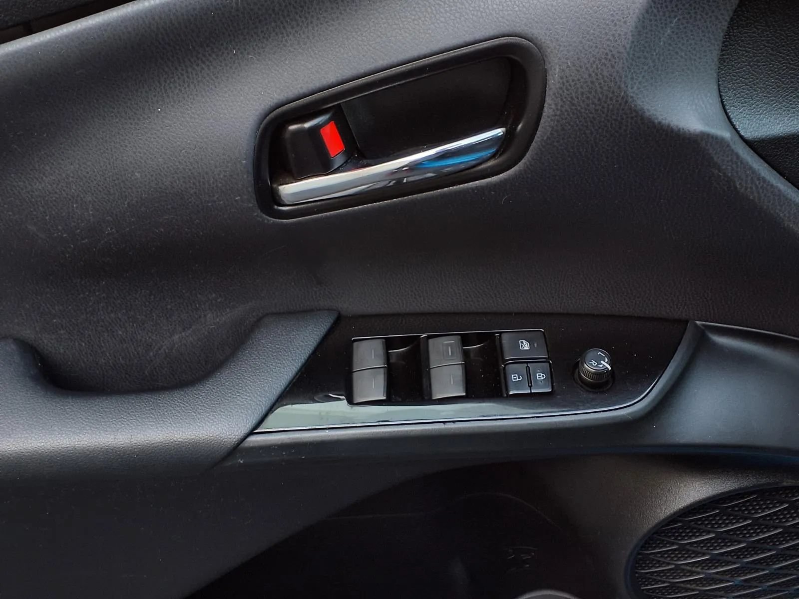 Used 2019 Toyota Prius LE w/ Carpet Mat Package FWD image 12
