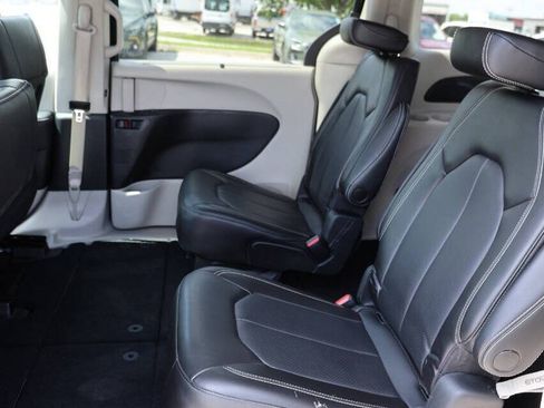 Used 2023 Chrysler Pacifica Touring-L FWD image 18
