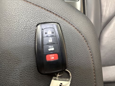 Used 2020 Toyota Camry XLE image 35