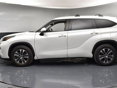 Used 2022 Toyota Highlander XLE image 5