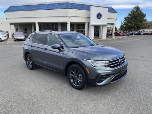Certified 2022 Volkswagen Tiguan SE w/ Panoramic Sunroof Package image 2