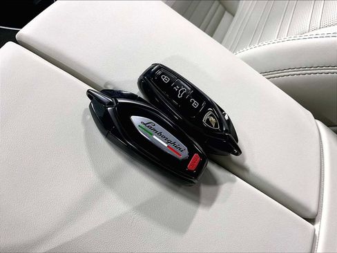 Used 2025 Lamborghini Urus SE image 39