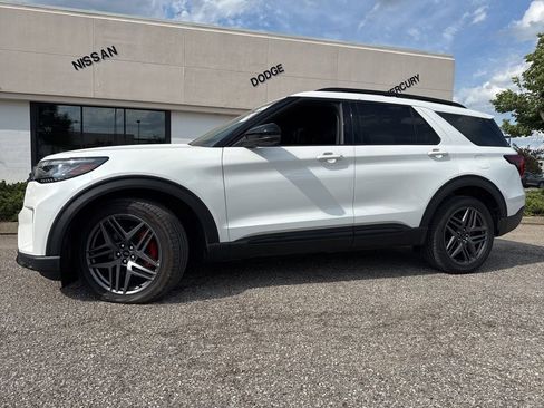 Used 2025 Ford Explorer ST AWD/4WD image 2