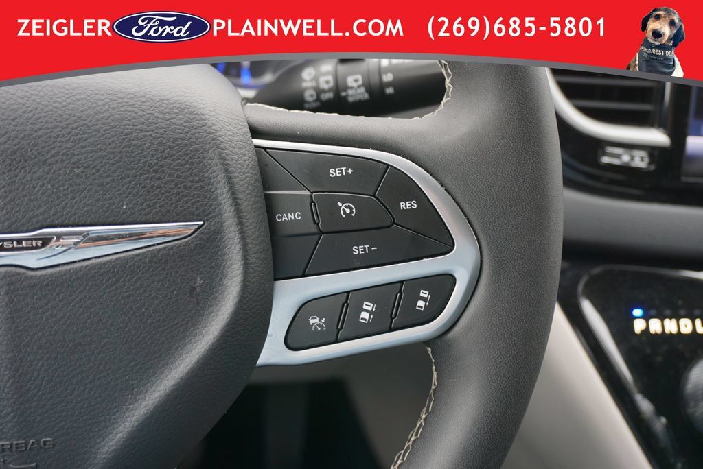 Used 2024 Chrysler Pacifica Touring-L FWD image 27