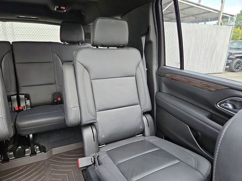 Used 2021 Chevrolet Suburban LT w/ LT Signature Package AWD/4WD image 15
