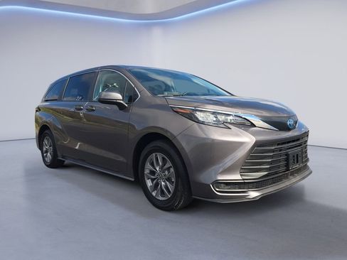 Used 2024 Toyota Sienna LE image 7