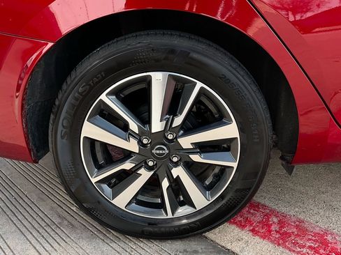 Used 2025 Nissan Versa SV image 9