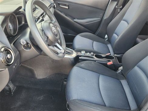 Used 2019 Toyota Yaris L image 11