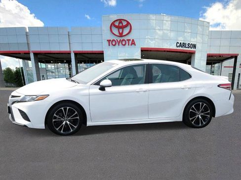 Certified 2018 Toyota Camry SE image 2