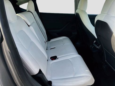 Used 2024 Tesla Model Y Long Range AWD/4WD image 27