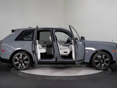 Used 2022 Rolls-Royce Cullinan w/ Dark Exterior Package AWD/4WD image 27