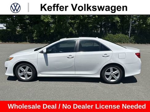 Used 2012 Toyota Camry SE w/ Leather Pkg FWD image 2