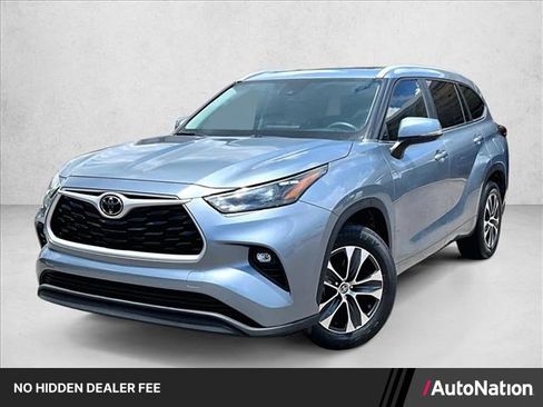 Used 2023 Toyota Highlander XLE FWD image 1