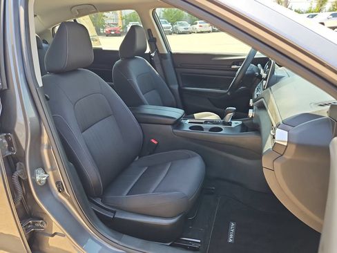 Used 2025 Nissan Altima 2.5 SV FWD image 31