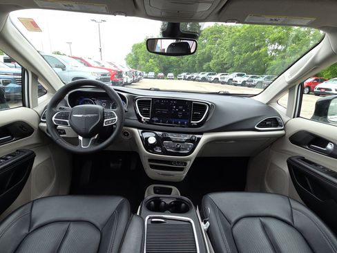 Used 2024 Chrysler Pacifica Touring-L FWD image 29