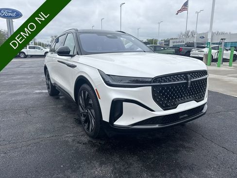 Used 2025 Lincoln Nautilus Reserve AWD/4WD image 4