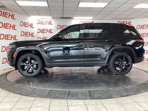 Used 2024 Jeep Grand Cherokee Altitude AWD/4WD image 4