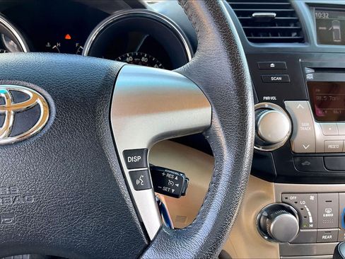 Used 2012 Toyota Highlander SE FWD image 22