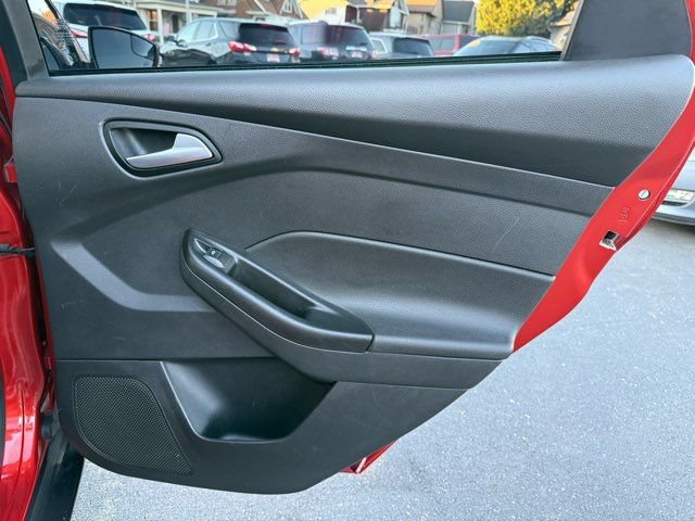 Used 2018 Ford Focus SE w/ Cold Weather Package FWD image 18