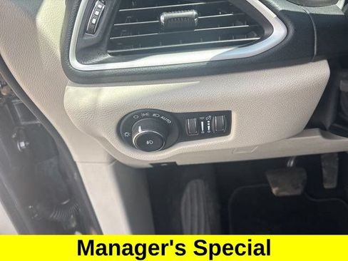 Used 2023 Chrysler Pacifica Touring-L FWD image 19