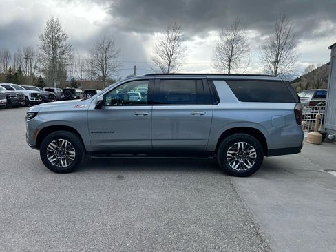 Used 2025 Chevrolet Suburban Z71 AWD/4WD image 2