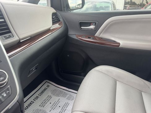 Used 2015 Toyota Sienna Limited FWD image 29