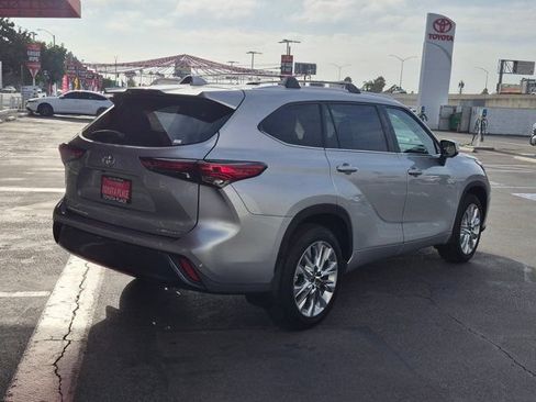 Used 2023 Toyota Highlander Limited FWD image 8