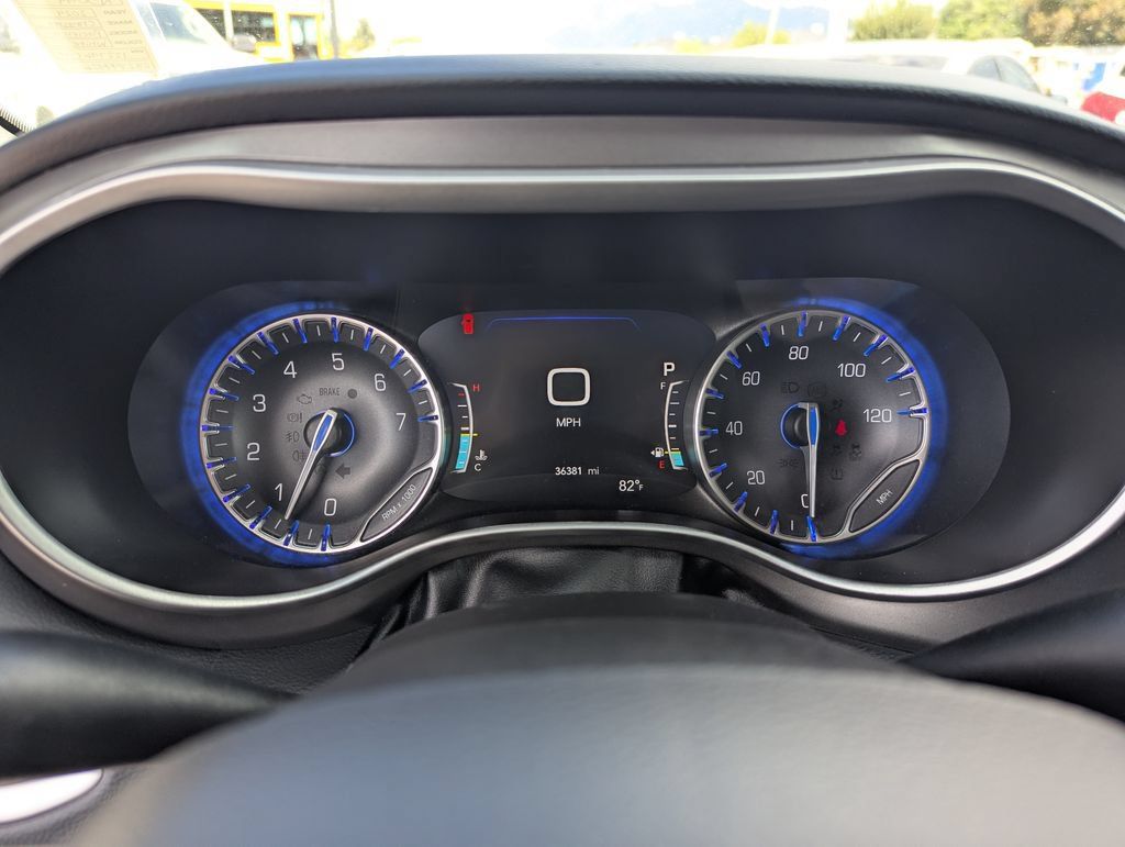 Used 2024 Chrysler Pacifica Touring-L FWD image 21
