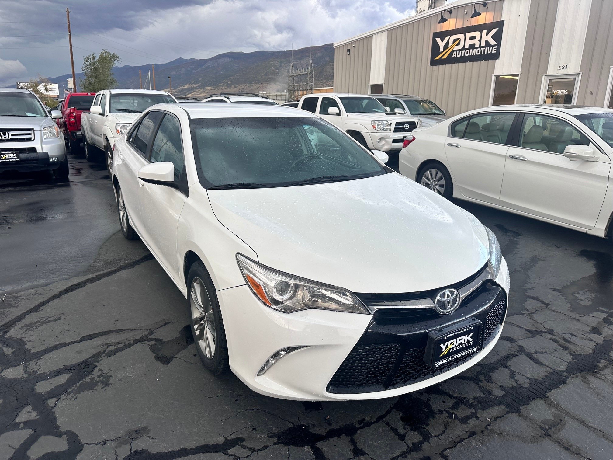 Used 2015 Toyota Camry SE FWD image 1
