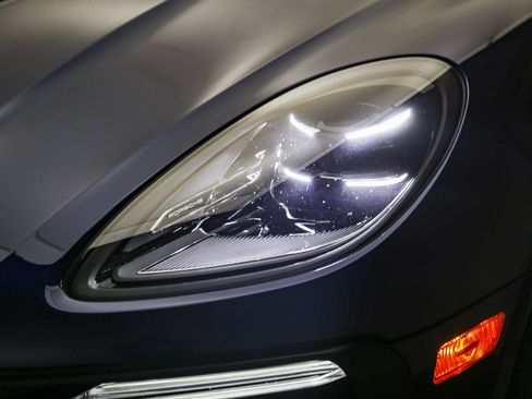 Certified 2026 Porsche Macan AWD/4WD image 11