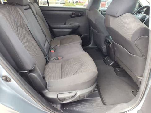 Used 2022 Toyota Highlander LE AWD/4WD image 17