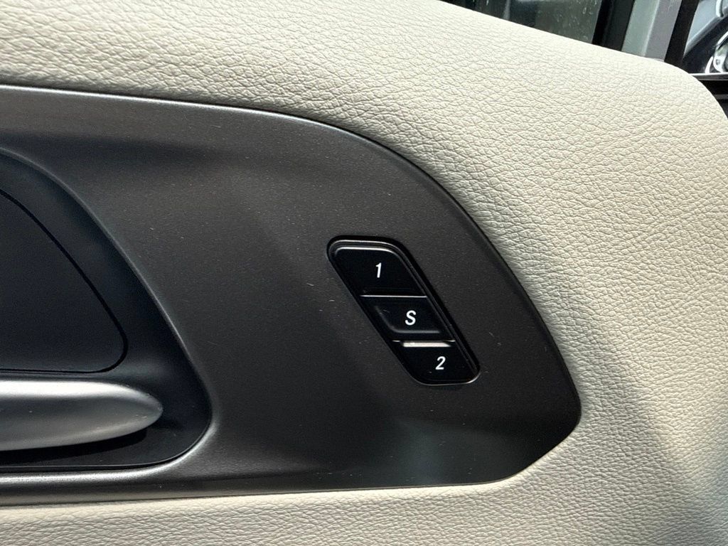 Used 2024 Chrysler Pacifica Touring-L FWD image 14