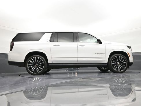 Used 2025 Chevrolet Suburban High Country AWD/4WD image 24