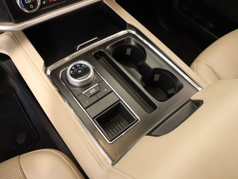 Used 2024 Ford Expedition Max XLT image 9