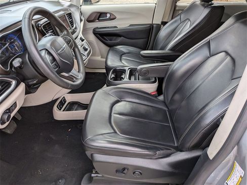 Used 2020 Chrysler Voyager Lxi image 12