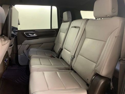 Used 2024 Chevrolet Suburban LT w/ Luxury Package RWD image 13