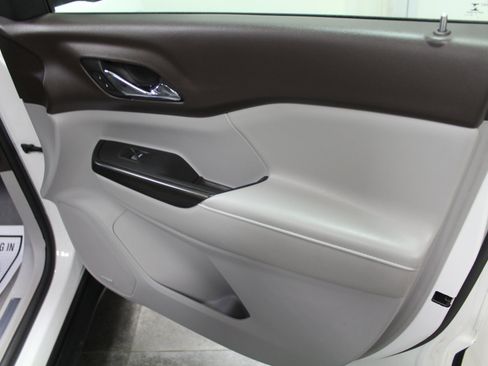 Used 2017 GMC Acadia SLT image 29