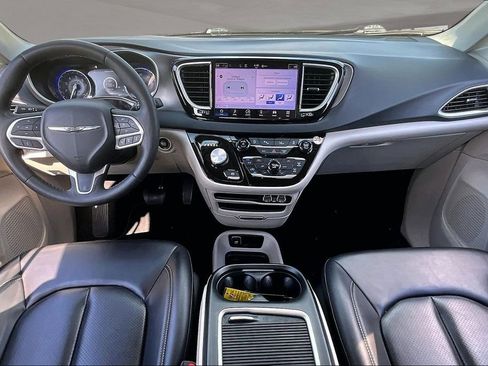 Used 2023 Chrysler Pacifica Touring-L FWD image 7