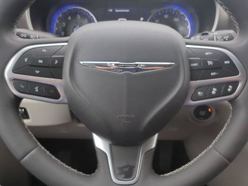 Used 2023 Chrysler Pacifica Touring-L FWD image 16