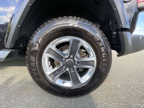 Used 2018 Jeep Wrangler Unlimited Sahara AWD/4WD image 25