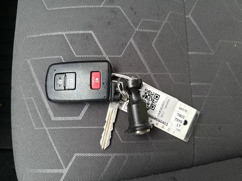 Used 2017 Toyota Tacoma TRD Sport image 32