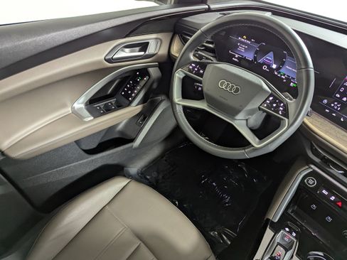 Used 2025 Audi Q5 Premium w/ Convenience Package image 9