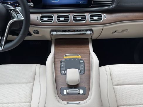 Certified 2025 Mercedes-Benz GLS 450 4MATIC image 25