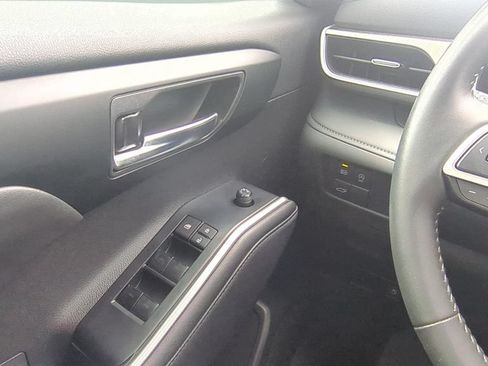 Used 2024 Toyota Highlander XLE AWD/4WD image 19